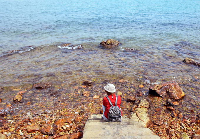  Bãi đá đen thơ mộng luôn được các bạn trẻ mê mẩn.