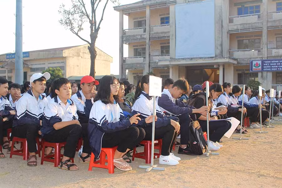 Các thí sinh tham gia lễ khai mạc tại Trường THCS Nguyễn Du. Ảnh: Nguyễn Giang