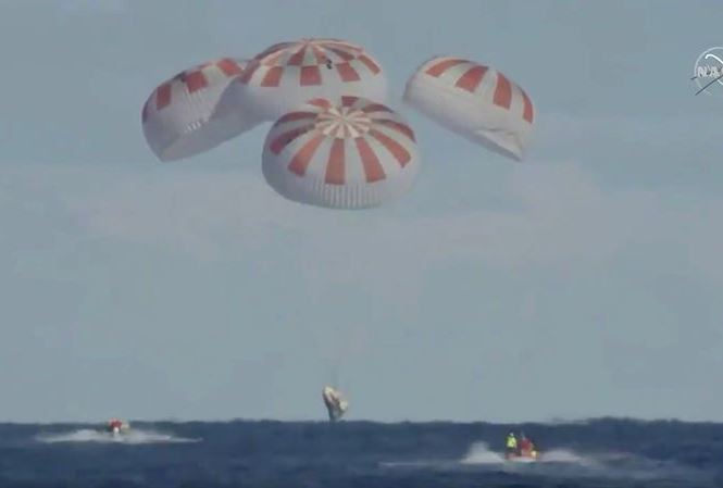 Crew Dragon hạ cánh thành công xuống khu vực ngoài khơi bang Florida. (Ảnh: Reuters) Crew Dragon hạ cánh thành công xuống khu vực ngoài khơi bang Florida. (Ảnh: Reuters)