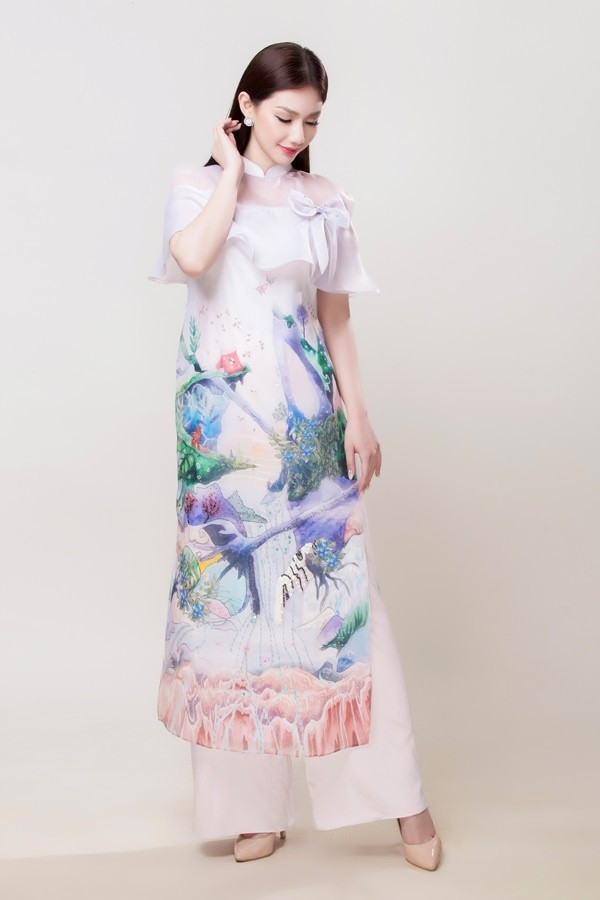 Áo dài cách điệu phần ống tay và vai, họa tiết thiên nhiên với gam màu pastel. Áo dài cách điệu phần ống tay và vai, họa tiết thiên nhiên với gam màu pastel.