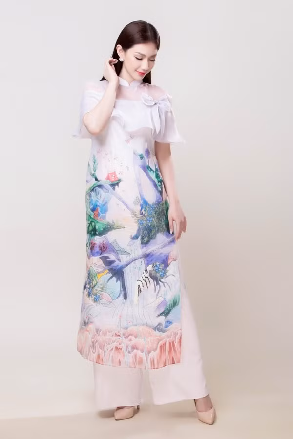  Áo dài cách điệu phần ống tay và vai, họa tiết thiên nhiên với gam màu pastel.
