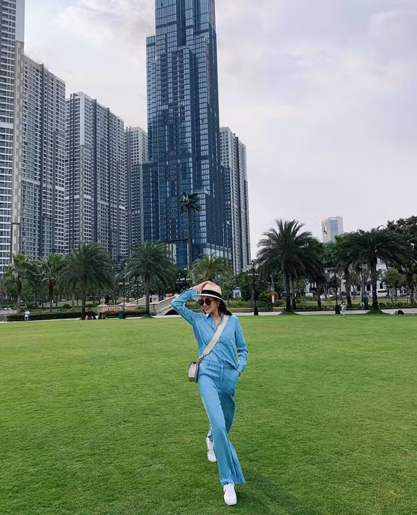 Bên cạnh các mẫu váy đậm chất 'bánh bèo', Thanh Hằng còn sử dụng mũ nan cùng sơ mi, quần suông ống rộng để tôn nét cá tính.