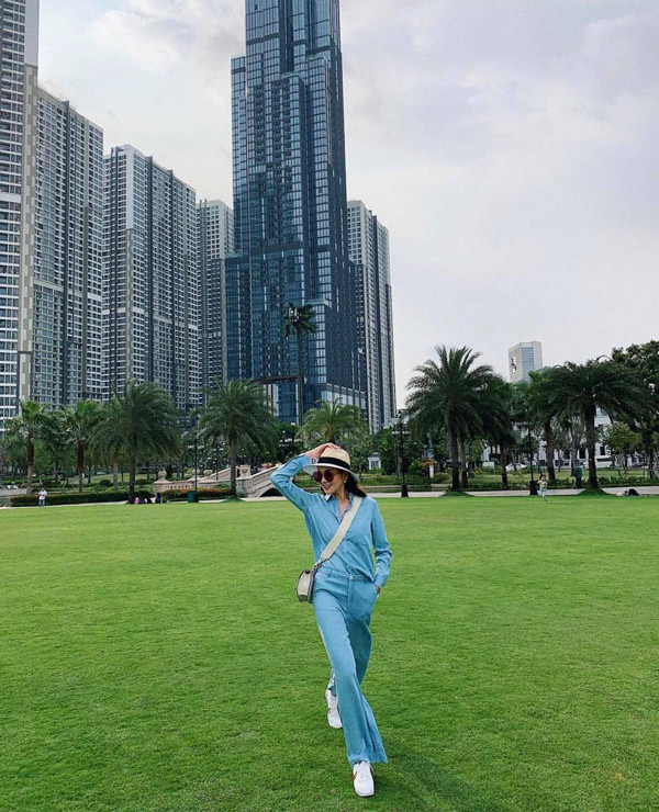 Bên cạnh các mẫu váy đậm chất 'bánh bèo', Thanh Hằng còn sử dụng mũ nan cùng sơ mi, quần suông ống rộng để tôn nét cá tính.