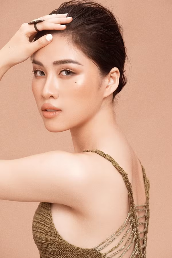 Thanh Huyền được biết đến khi làm MC cho loạt chương trình, sự kiện lớn. Cô thu hút không chỉ bởi lối dẫn dắt duyên dáng mà còn được chú ý bởi hình ảnh, phong cách thanh lịch.