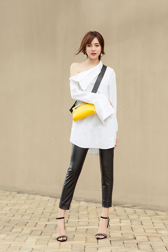 Sơ mi biến tấu là trang phục được cac fashionista Hàn Quốc yêu thích ở mùa này, nhà mốt Việt cũng mang tới kiểu áo độc đáo giúp người mặc trở nên ấn tượng hơn khi dạo phố. Sơ mi biến tấu là trang phục được cac fashionista Hàn Quốc yêu thích ở mùa này, nhà mốt Việt cũng mang tới kiểu áo độc đáo giúp người mặc trở nên ấn tượng hơn khi dạo phố.