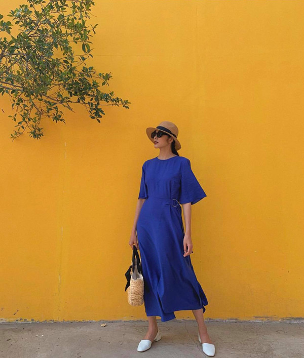 Để ghi điểm về phong cách dạo phố, Tăng Thanh Hà đã chọn túi dây đan lục bình đi kèm nón nan khi diện váy thắt eo hợp xu hướng hè 2019.