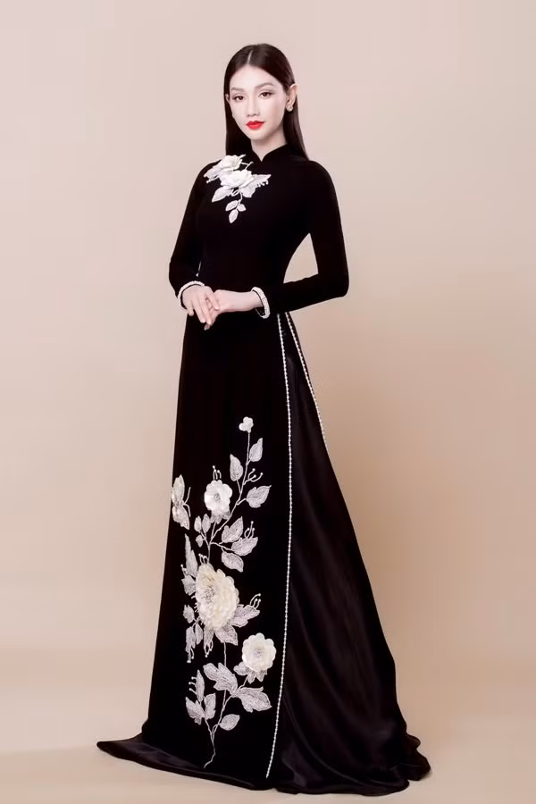  Trong bộ sưu tập mới, Minh Châu hướng đến áo dài cách tân theo kiểu phương Tây dành cho các bữa tiệc. Nhà thiết kế cho biết trong vài năm trở lại đây, người Việt chuộng mặc áo dài đi tiệc hơn so với trước.