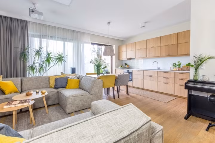  Một phần tường biến thành ban công trồng cây, cung cấp ánh sáng và nguồn không khí trong lành cho cả căn nhà