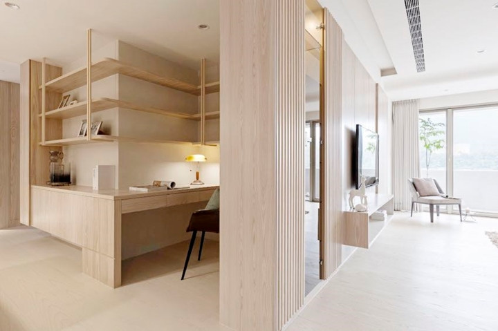 Ngay sau phòng khách là bàn làm việc với nhiều kệ khác nhau, có thể sử dụng cho cả bố mẹ làm việc và con cái học bài. Ngay sau phòng khách là bàn làm việc với nhiều kệ khác nhau, có thể sử dụng cho cả bố mẹ làm việc và con cái học bài.