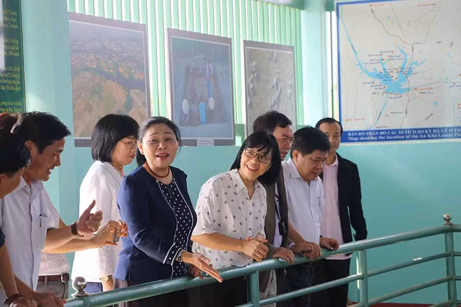  Đoàn công tác kiểm tra công việc chuẩn bị cơ sở vật chất, cách bố trí, trưng bày tại nhà bảo tồn Rộc Tưng 4 (xã Xuân An). Ảnh: Ngọc Minh