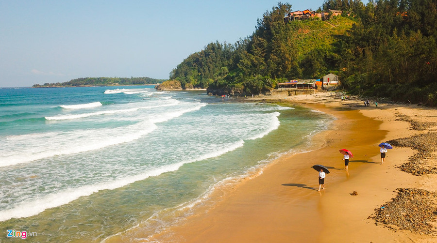  Bãi tắm Lệ Thủy (xã Bình Trị, huyện Bình Sơn) có dải đá trầm tích núi lửa dài hàng trăm mét dọc bờ biển hấp dẫn du khách.