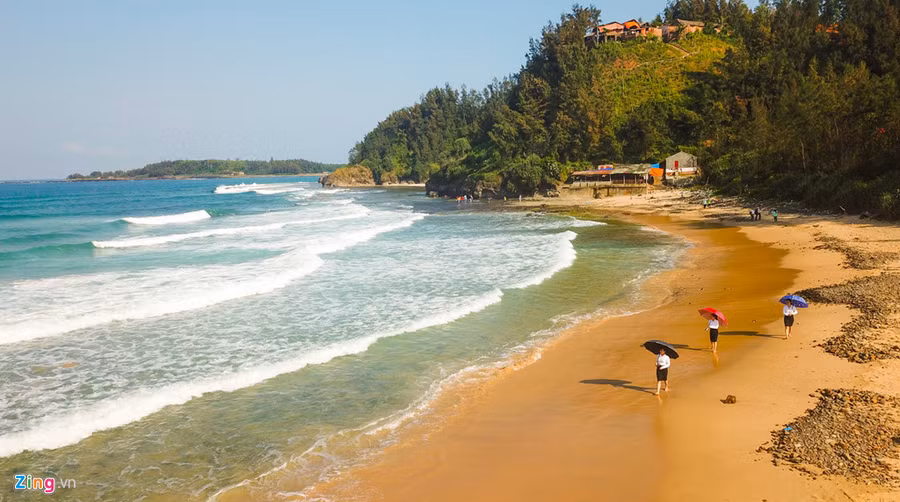  Bãi tắm Lệ Thủy (xã Bình Trị, huyện Bình Sơn) có dải đá trầm tích núi lửa dài hàng trăm mét dọc bờ biển hấp dẫn du khách.