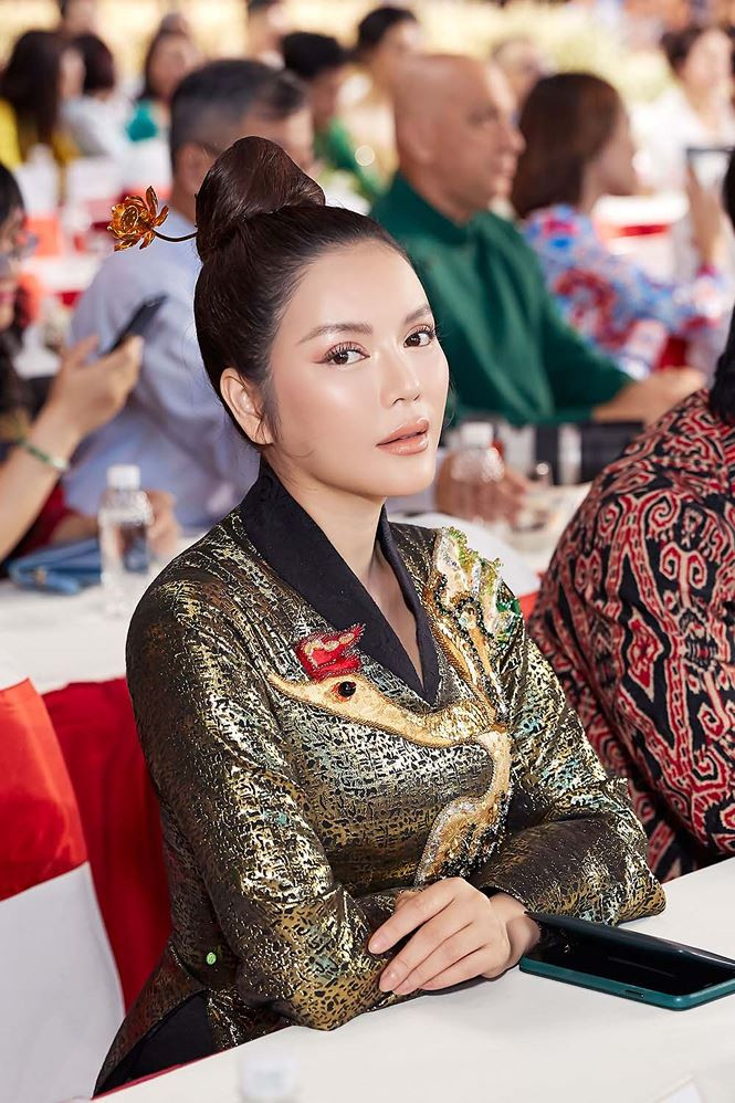 Các họa tiết áo dài được lấy cảm hứng từ hình ảnh của chim hạc, trên chất lụa đặc biệt, kết hợp với kỹ thuật thêu tay, tạo nên vẻ đẹp cao sang, thuần khiết. Các họa tiết áo dài được lấy cảm hứng từ hình ảnh của chim hạc, trên chất lụa đặc biệt, kết hợp với kỹ thuật thêu tay, tạo nên vẻ đẹp cao sang, thuần khiết.