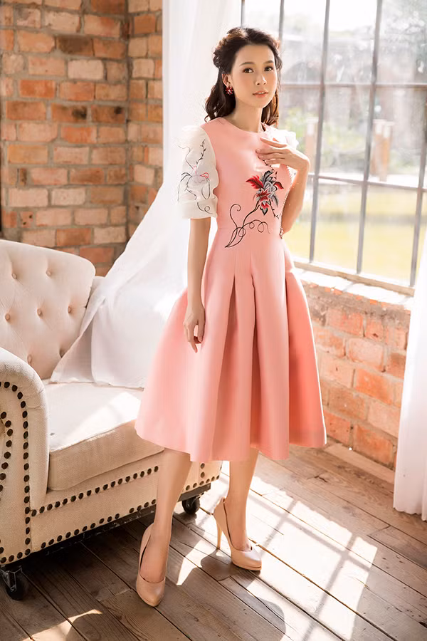 Hoạ tiết thêu được chọn lọc và xử lý một cách khéo léo để mang tới sự mới mẻ cho trang phục của phái đẹp. Cùng với các mẫu váy hợp xu hướng, trang phục được tô điểm bằng hoa thêu tỉ mỉ cũng được chị em yêu thích ở mùa xuân hè.