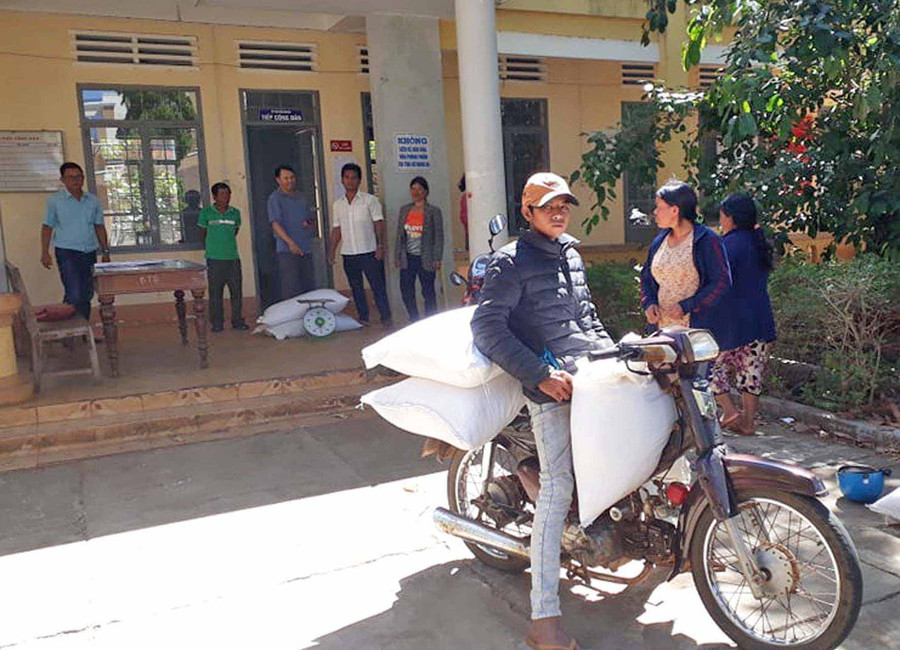 Hỗ trợ gạo cho bà con. Ảnh: Hà Phương Hỗ trợ gạo cho bà con. Ảnh: Hà Phương