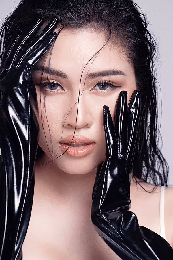 Xu hướng trang điểm tông nude và ánh đồng hợp mốt cũng được áp dụng để giúp chân dung của nữ MC thêm phần cuốn hút.