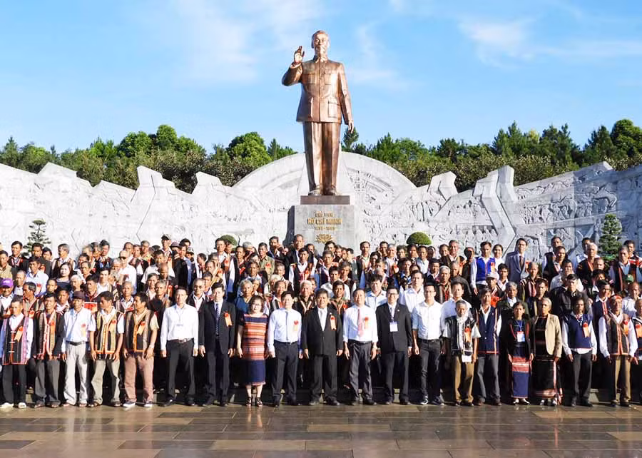 Đại biểu người uy tín tỉnh Gia Lai chụp hình lưu niệm trước Tượng đài Bác Hồ với các dân tộc Tây Nguyên tại Quảng trường Đại Đoàn Kết (TP. Pleiku). Ảnh: Thanh Nhật