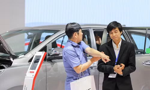 Khách hàng xem xe tại một sự kiện.