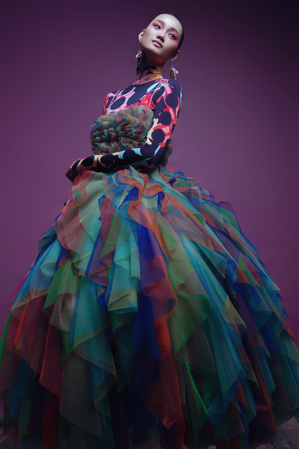 Vốn có thế mạnh về việc kết hợp màu sắc, nam thiết kế vận dụng tối đa sở trường của mình cho phần ba của bộ sưu tập này. Mỗi trang phục đều có ít nhất 4 màu, được phối theo hai mô típ: ton-sur-ton hài hòa và tương phản, nổi bật. Vốn có thế mạnh về việc kết hợp màu sắc, nam thiết kế vận dụng tối đa sở trường của mình cho phần ba của bộ sưu tập này. Mỗi trang phục đều có ít nhất 4 màu, được phối theo hai mô típ: ton-sur-ton hài hòa và tương phản, nổi bật.