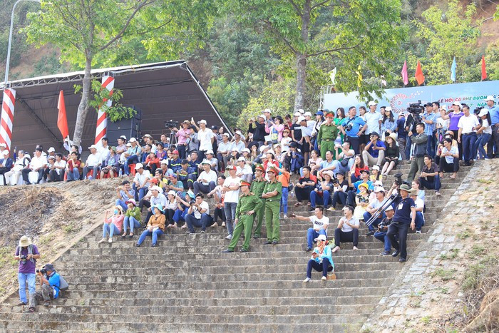 Ngay từ sáng sớm, hàng nghìn người dân địa phương cùng du khách trong và ngoài nước đã có mặt cổ vũ cho các tay chèo. Ngay từ sáng sớm, hàng nghìn người dân địa phương cùng du khách trong và ngoài nước đã có mặt cổ vũ cho các tay chèo.