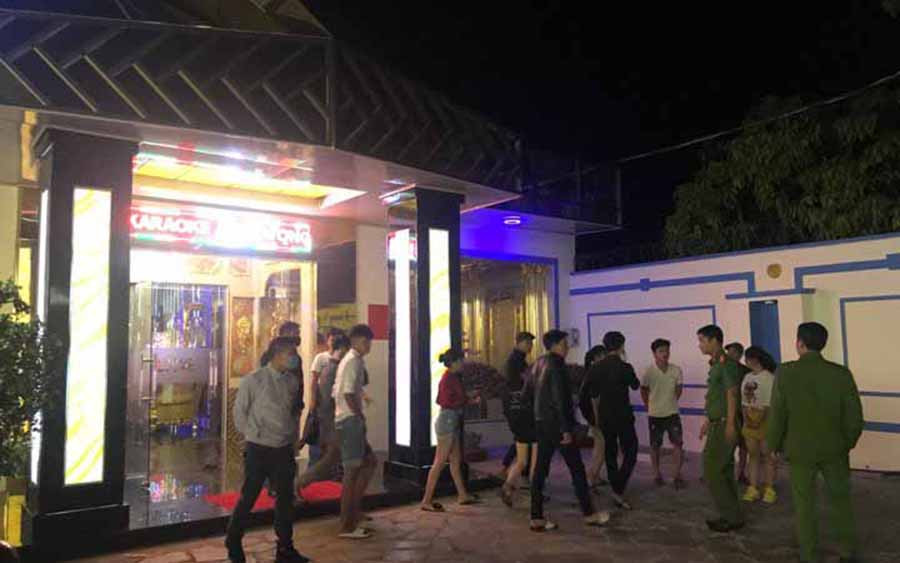  Một vụ sử dụng trái phép chất ma túy trong quán karaoke Ánh Dương bị lực lượng Công an phát hiện, xử lý. Ảnh: Văn Ngọc