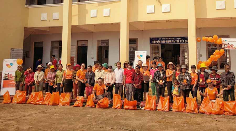 Bà con xã Ia Ka hạnh phúc khi nhận được những phần quà ý nghĩa.