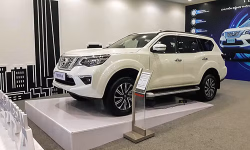  Nissan Terra trưng bày tại một đại lý. Dòng SUV 7 chỗ này giảm giá niêm yết đối với hai phiên bản S và E. Ảnh: Nissan Thăng Long