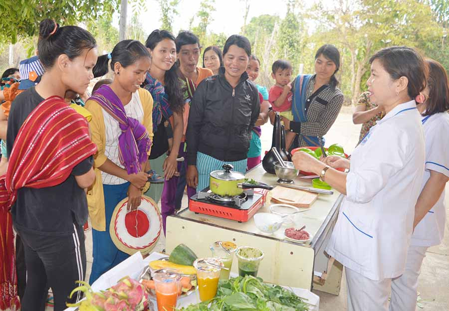  Thực hành cách chế biến thức ăn đảm bảo dinh dưỡng cho trẻ. Ảnh: Đ.Y