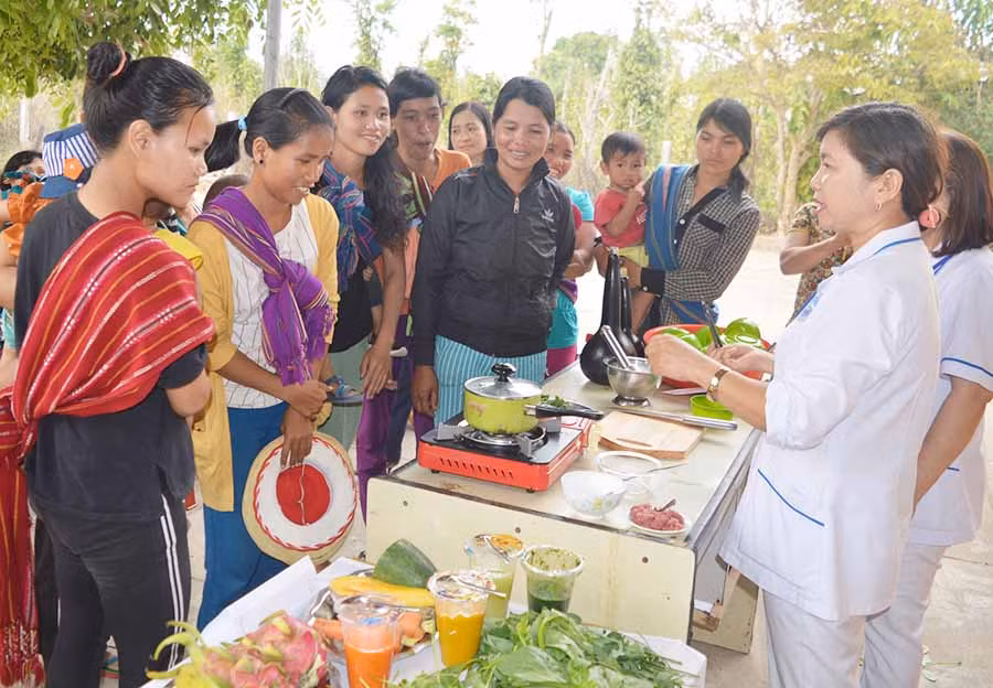  Thực hành cách chế biến thức ăn đảm bảo dinh dưỡng cho trẻ. Ảnh: Đ.Y