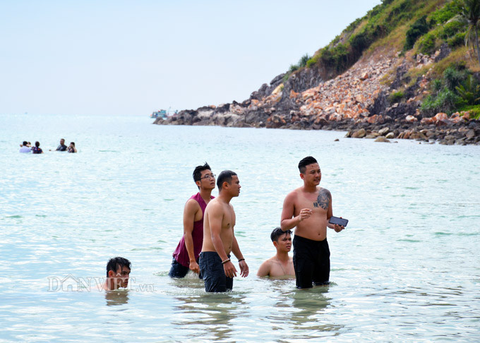  Bãi Cây Mến là địa điểm du khách không thể bỏ qua khi đến Nam Du. 