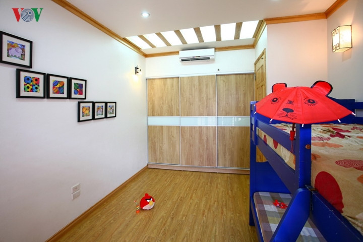 Nơi đây cũng chỉ có tủ quần áo và giường tầng; chỗ còn lại để chơi. Nơi đây cũng chỉ có tủ quần áo và giường tầng; chỗ còn lại để chơi.