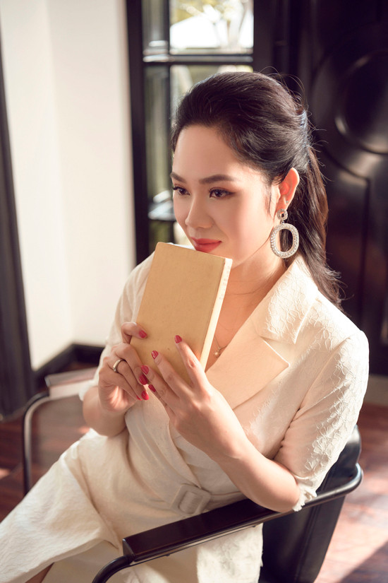 Hoa hậu khoác lên loạt đầm mang đặc trưng ngôn ngữ thiết kế của Lê Thanh Hoà, thanh lịch và nữ tính.  Hoa hậu khoác lên loạt đầm mang đặc trưng ngôn ngữ thiết kế của Lê Thanh Hoà, thanh lịch và nữ tính.