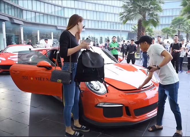  Cường Đô La xuất hiện cùng Đàm Thu Trang tại sự kiện Car & Passion 2018. Trong suốt 7 năm qua, đây là lần đầu tiên anh tham gia hành trình siêu xe cùng bạn gái. Anh và cô trải nghiệm chuyến đi dài 1.500 km. Hai người còn mong muốn sớm có con. Nhiều cư dân mạng nhận xét với Đàm Thu Trang và Cường Đô La xác định 