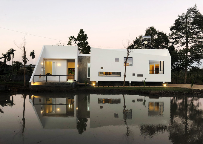  Ngôi nhà bên hồ xây một tầng, có diện tích mặt sàn 105 m2 nằm ven một thị xã nhỏ ở Đắk Lắk. Đây là nơi sinh sống của một chàng trai 8x độc thân cùng mẹ và em gái.