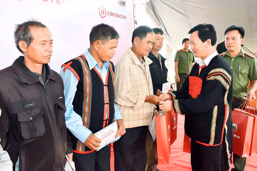 Bí thư Tỉnh ủy Dương Văn Trang tặng quà cho các già làng. Ảnh: ĐỨC THỤY