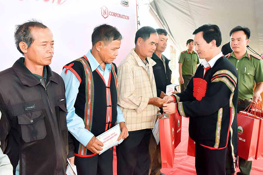Bí thư Tỉnh ủy Dương Văn Trang tặng quà cho các già làng. Ảnh: ĐỨC THỤY