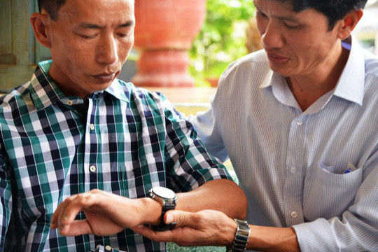  Bác sĩ Phạm Hồng Thái (phải) cùng ông Nguyễn Văn Đông