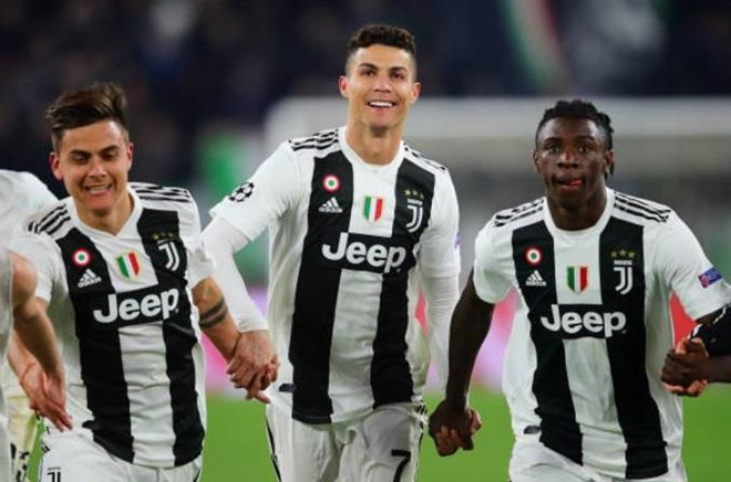 Ronaldo ăn mừng bên các đồng đội.