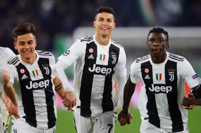 Ronaldo ăn mừng bên các đồng đội.