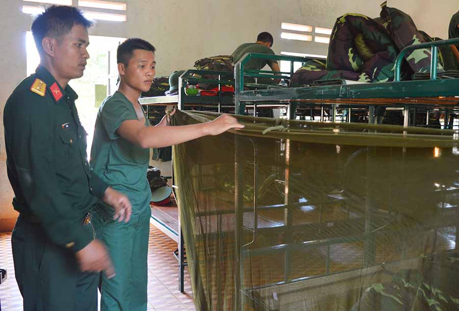  Các tân binh đang tập gấp nội vụ. Ảnh: P.D