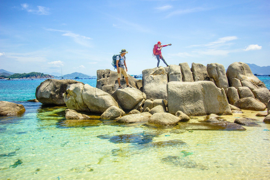 Du khách tạo dáng trên những vách đá