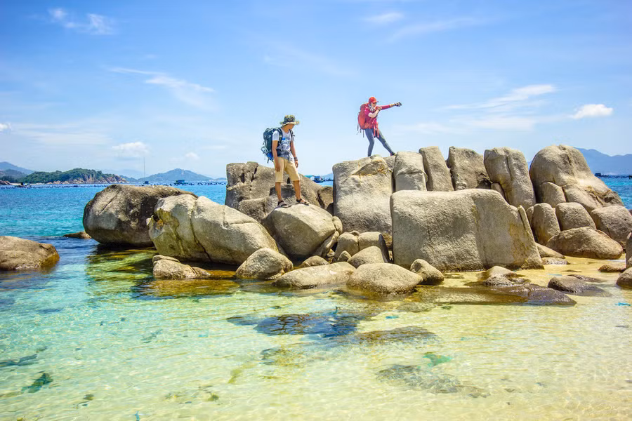 Du khách tạo dáng trên những vách đá
