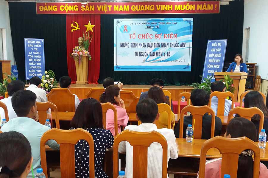  Sự kiện “Những bệnh nhân đầu tiên nhận thuốc ARV từ nguồn BHYT” diễn ra sáng 8-3 tại Bệnh viện Đa khoa tỉnh. Ảnh: N.N