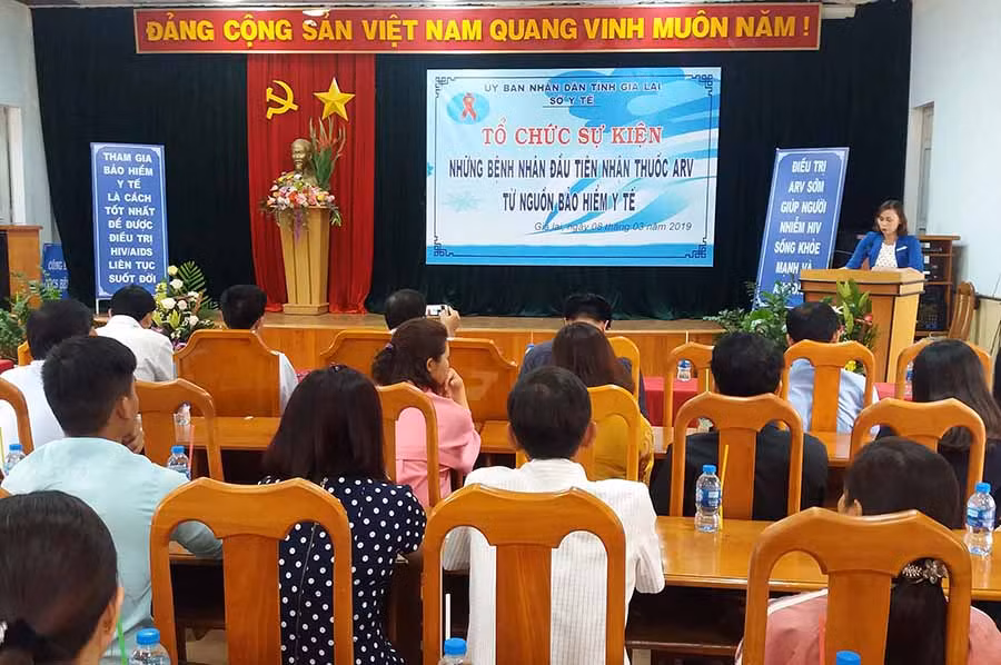  Sự kiện “Những bệnh nhân đầu tiên nhận thuốc ARV từ nguồn BHYT” diễn ra sáng 8-3 tại Bệnh viện Đa khoa tỉnh. Ảnh: N.N