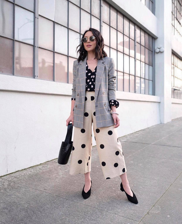 Theo quan điểm cũ kỹ, một set đồ không nên ôm đồm quá nhiều kiểu họa tiết. Nhưng với lối ăn mặc phóng khoáng tự do ở xu hướng mới, các nàng có thể tự tin diện trang phục chấm bi đi cùng blazer kẻ sọc ca rô. Theo quan điểm cũ kỹ, một set đồ không nên ôm đồm quá nhiều kiểu họa tiết. Nhưng với lối ăn mặc phóng khoáng tự do ở xu hướng mới, các nàng có thể tự tin diện trang phục chấm bi đi cùng blazer kẻ sọc ca rô.