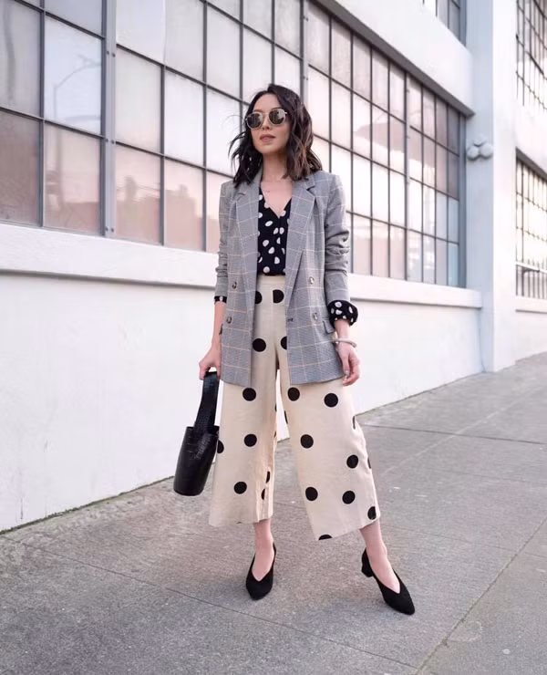  Theo quan điểm cũ kỹ, một set đồ không nên ôm đồm quá nhiều kiểu họa tiết. Nhưng với lối ăn mặc phóng khoáng tự do ở xu hướng mới, các nàng có thể tự tin diện trang phục chấm bi đi cùng blazer kẻ sọc ca rô.