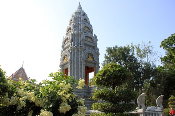 Màu xanh lam khiến ngôi tháp có thêm nét hiện đại