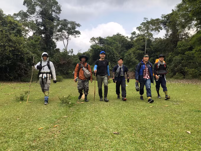 Vào trung tuần tháng 3, nhóm nhiếp ảnh gia Gia Lai cùng đồng nghiệp lập team chinh phục thác Hang Én này với sự hướng dẫn của các kiểm lâm viên. Đây là những thổ địa có kinh nghiệm dẫn đường tại khu Bảo tồn thiên nhiên Kon Chư Răng (huyện K'bang, Gia Lai).