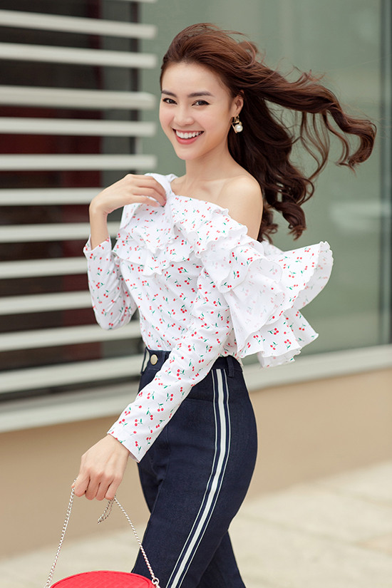 Áo lệch vai, sơ mi dáng rộng, trang phục oversize... là những món đồ Lan Ngọc lựa chọ để xây dựng hình ảnh sành điệu cùng phong cách mùa hè. Áo lệch vai, sơ mi dáng rộng, trang phục oversize... là những món đồ Lan Ngọc lựa chọ để xây dựng hình ảnh sành điệu cùng phong cách mùa hè.