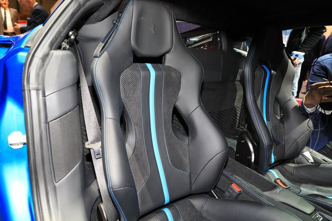 Trên xe là ghế thể thao với dây đai an toàn đa điểm. Xe trang bị hệ thống quản lý lực kéo, kiểm soát góc nghiêng thế hệ mới. Ferrari tham vọng đem đến trải nghiệm cầm lái thể thao nhưng không quá khó về kĩ năng dù là những khách hàng còn ít kinh nghiệm với siêu xe. 